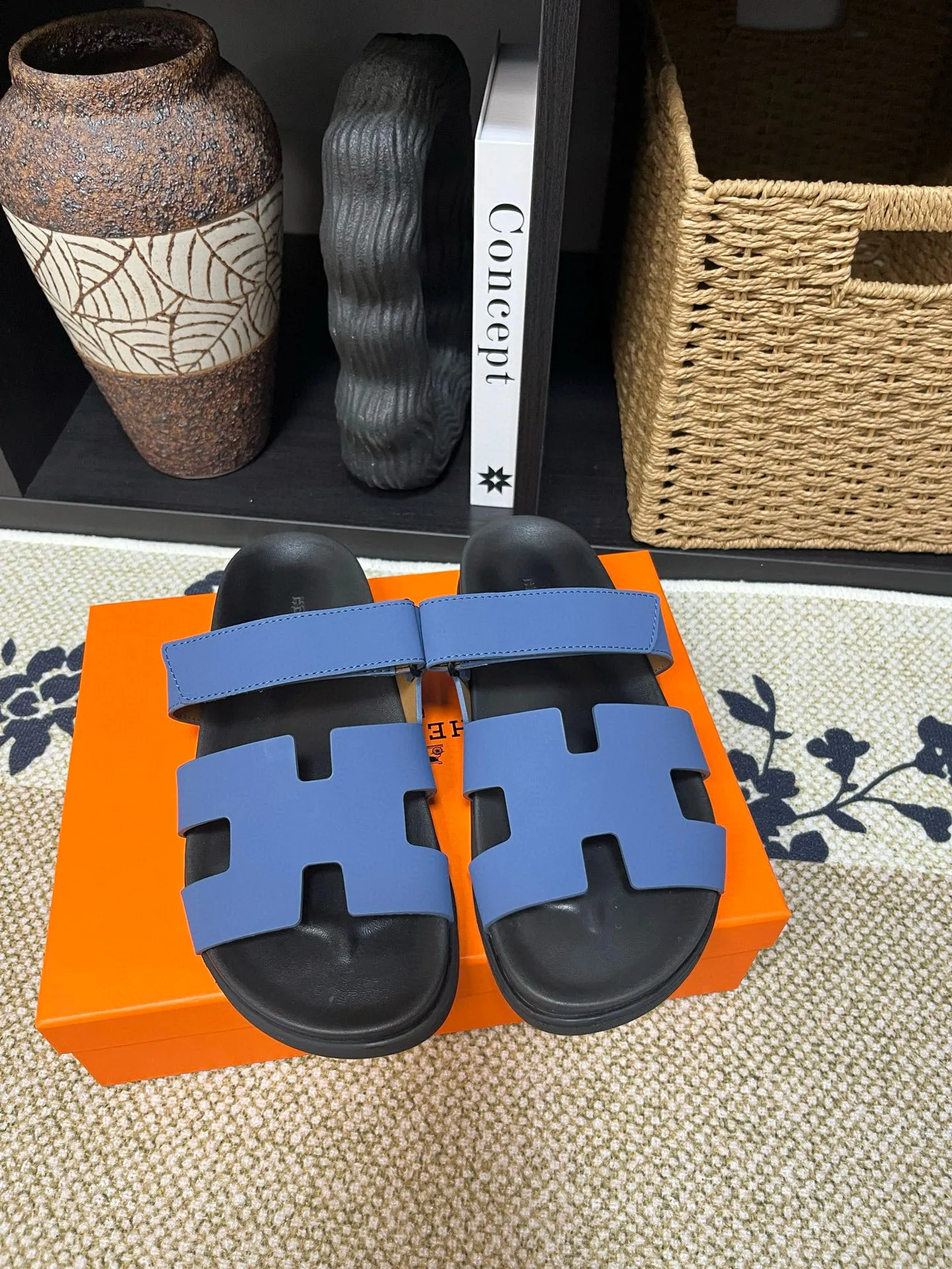 P300 Long-term stock Hermes men’s Kazimir slippers for couples - top quality woven calfskin functional sandals with intertwined uppers inspired by the “H” iconic pattern to create a casual look, perfect for summer. Imported cowhide + cowhide lining + TUP outsole Size: 35-46